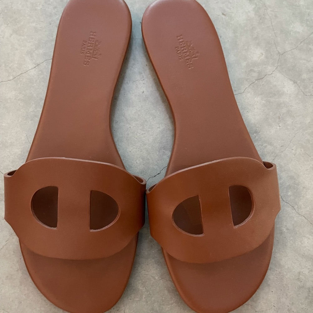 Hermès Lisboa calfskin slide. Gently used. Tan size 38
